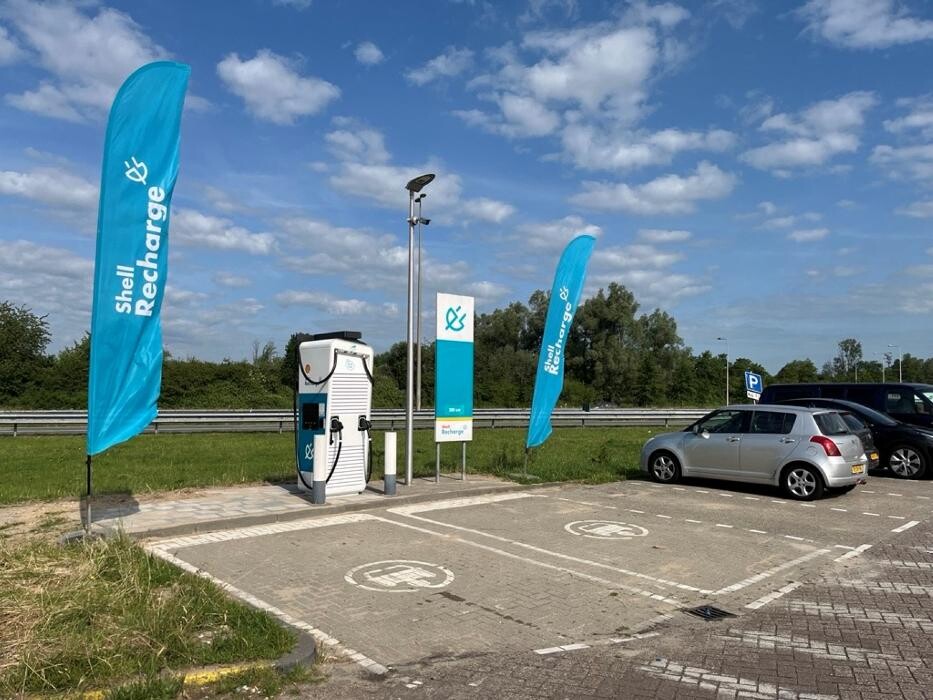 Foto's Shell Recharge Charging Station