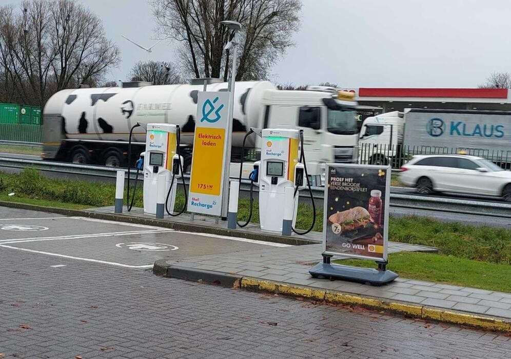 Foto's Shell Recharge Charging Station