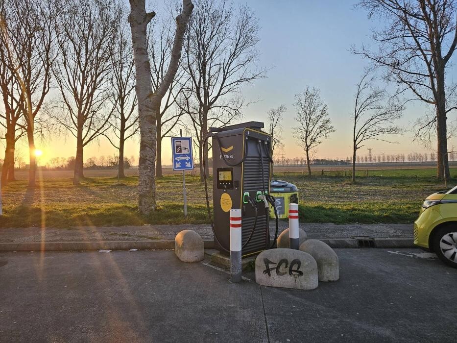 Foto's Fastned Charging Station