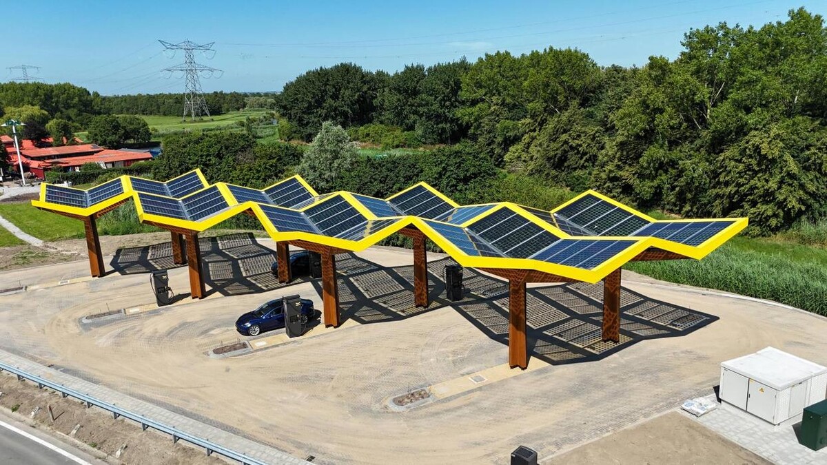 Foto's Fastned Charging Station