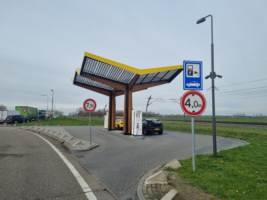 Foto's Fastned Charging Station