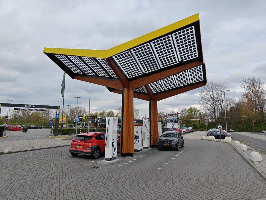 Foto's Fastned Charging Station