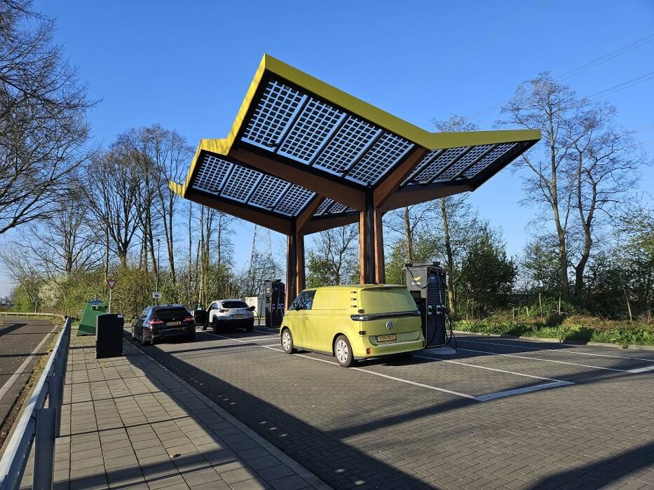Foto's Fastned Charging Station