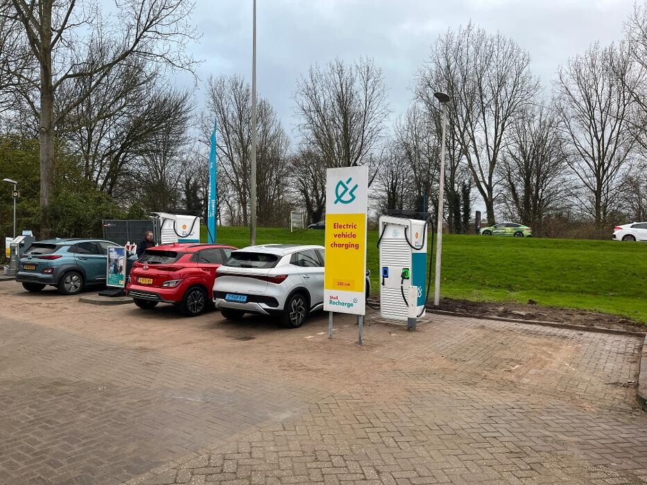 Foto's Shell Recharge Charging Station