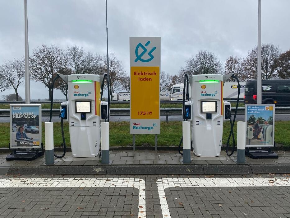 Foto's Shell Recharge Charging Station