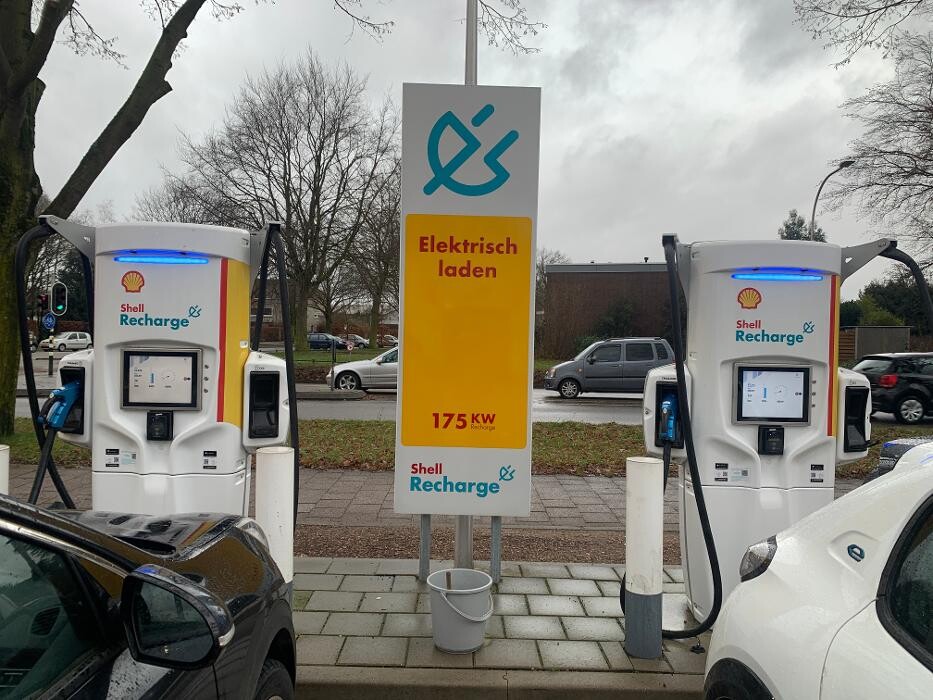 Foto's Shell Recharge Charging Station