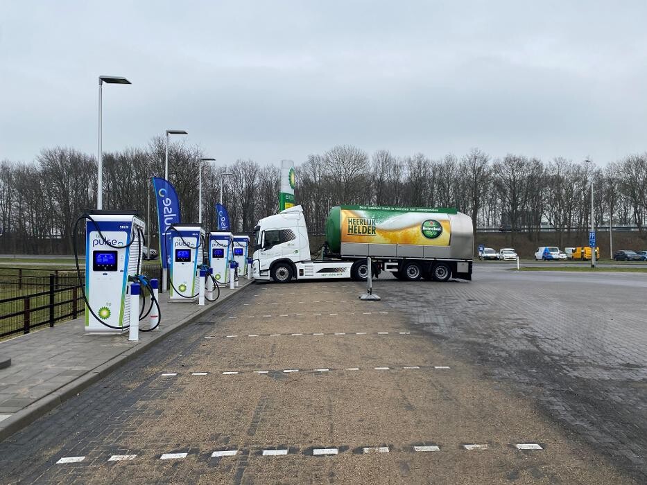 Foto's bp pulse laadstation
