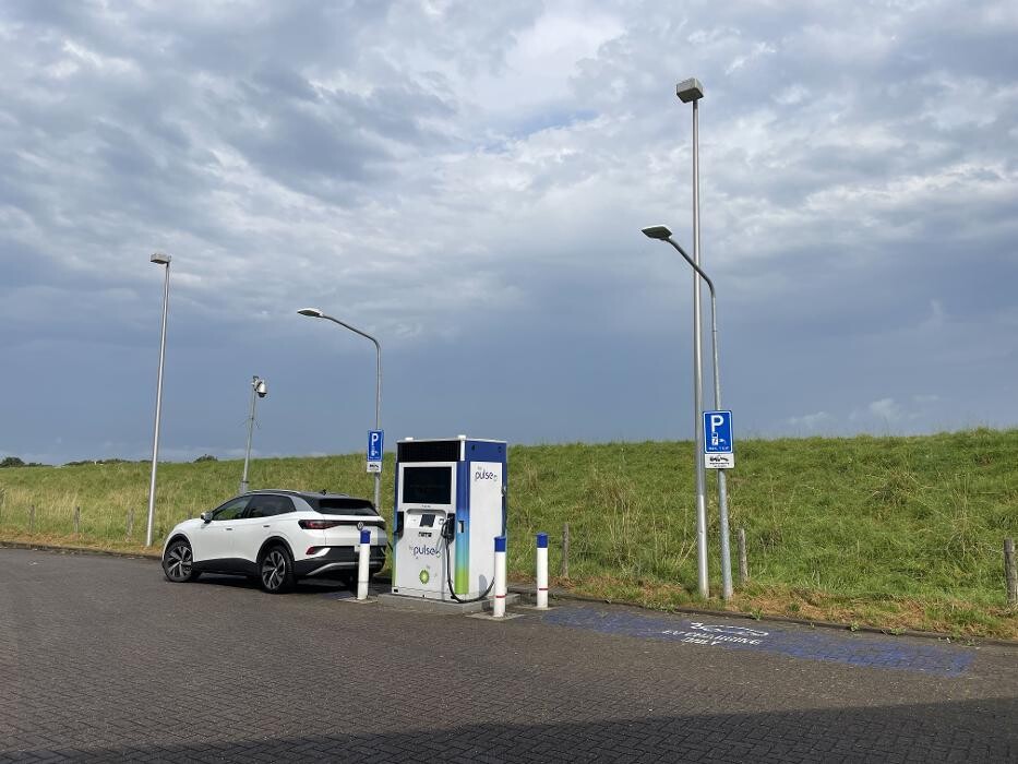Foto's bp pulse laadstation