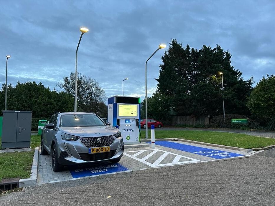 Foto's bp pulse laadstation