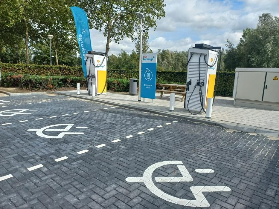 Foto's Shell Recharge Charging Station