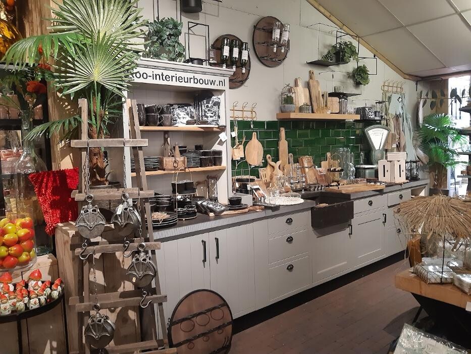 Foto's AVRI Bloem- en Tuincentrum