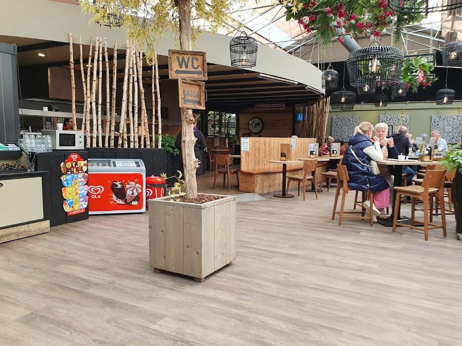 Foto's AVRI Bloem- en Tuincentrum