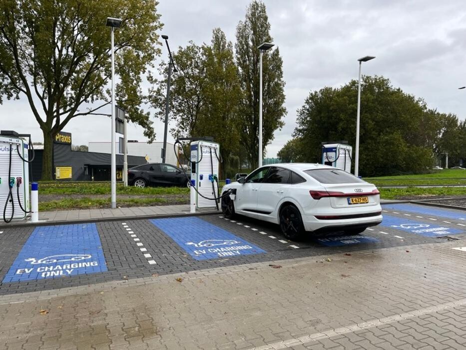 Foto's bp pulse laadstation