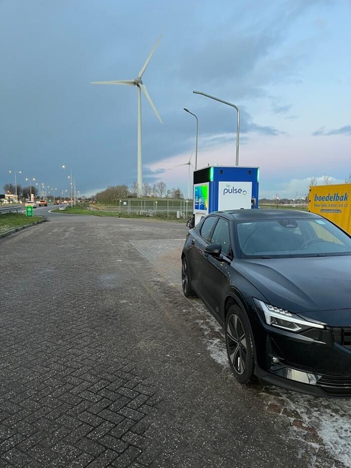 Foto's bp pulse laadstation