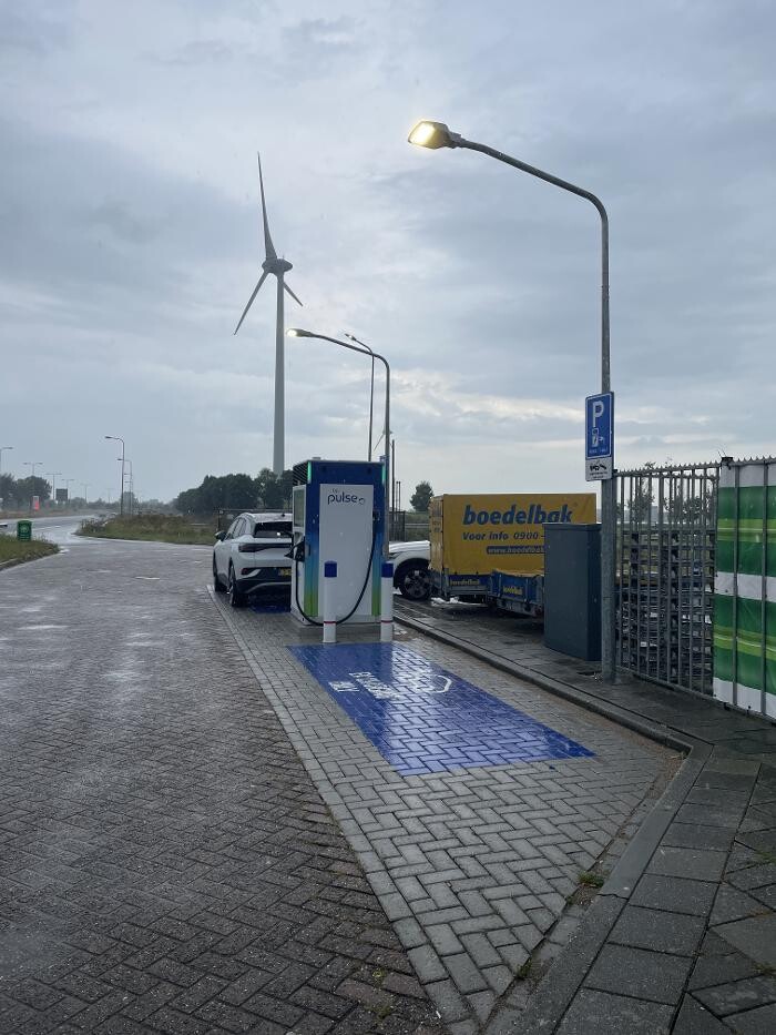 Foto's bp pulse laadstation