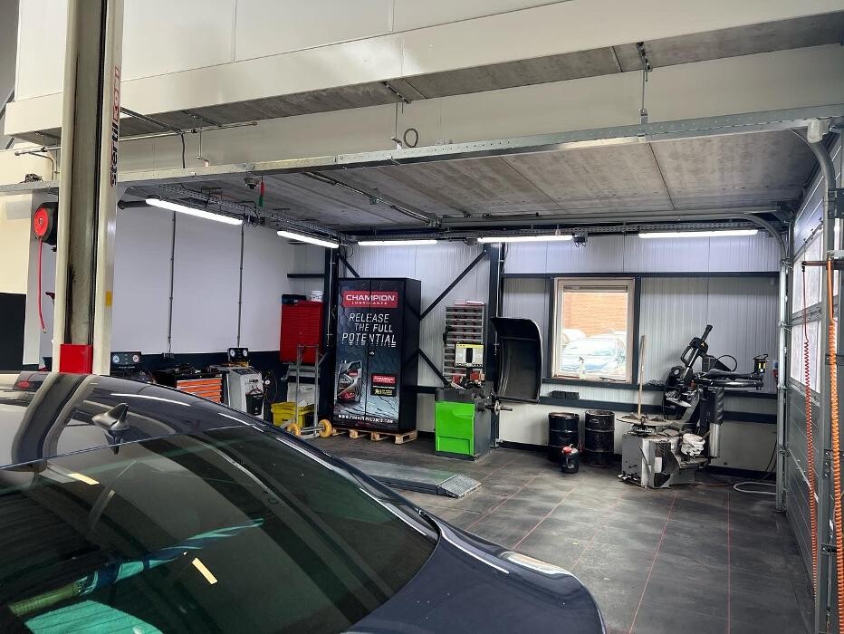 Foto's Autovakmeester Wemmenhove PCA Dealer Citroën Peugeot Renault en Wemmenhove Autoverhuur