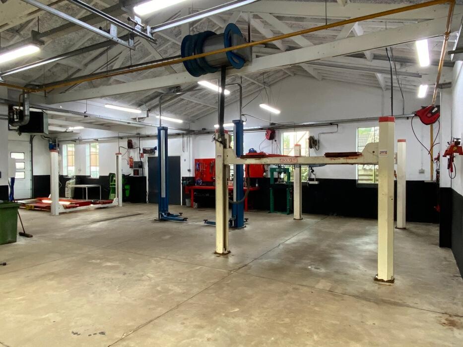 Foto's Autovakmeester Wemmenhove PCA Dealer Citroën Peugeot Renault en Wemmenhove Autoverhuur