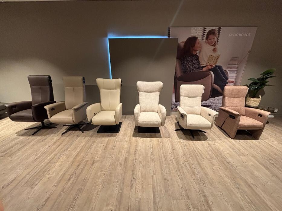 Foto's Meubelwinkel Prominent Almere | Relaxstoelen | Sta-op stoelen | Banken
