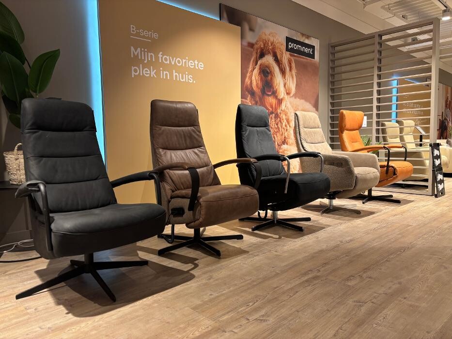 Foto's Meubelwinkel Prominent Almere | Relaxstoelen | Sta-op stoelen | Banken