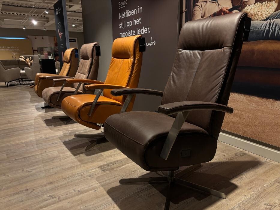 Foto's Meubelwinkel Prominent Almere | Relaxstoelen | Sta-op stoelen | Banken