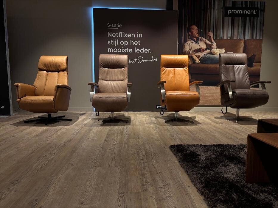 Foto's Meubelwinkel Prominent Almere | Relaxstoelen | Sta-op stoelen | Banken