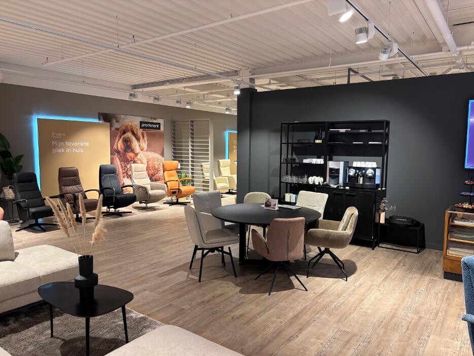 Foto's Meubelwinkel Prominent Almere | Relaxstoelen | Sta-op stoelen | Banken