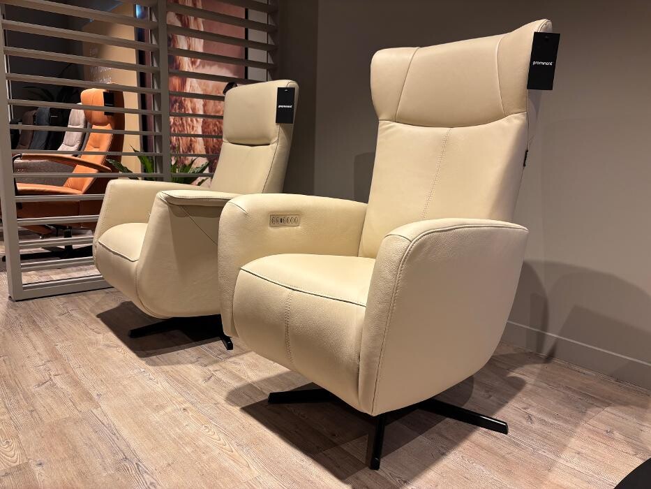 Foto's Meubelwinkel Prominent Almere | Relaxstoelen | Sta-op stoelen | Banken