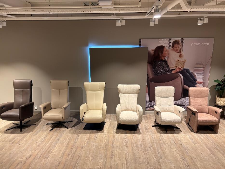 Foto's Meubelwinkel Prominent Almere | Relaxstoelen | Sta-op stoelen | Banken