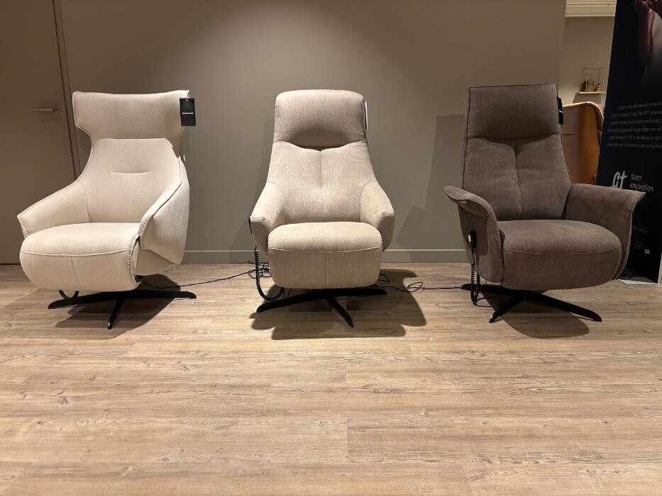 Foto's Meubelwinkel Prominent Almere | Relaxstoelen | Sta-op stoelen | Banken