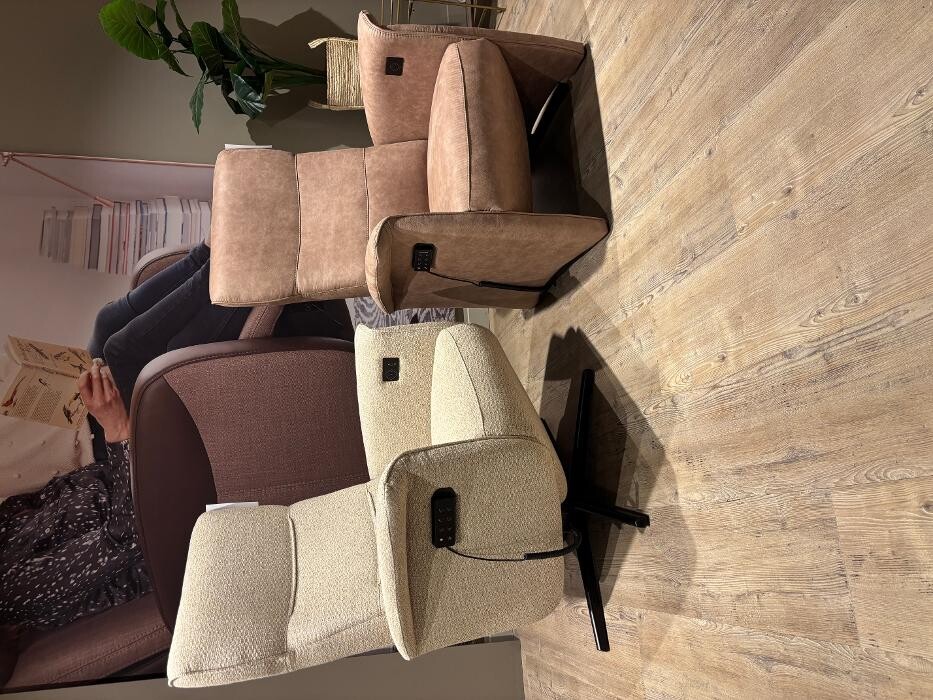 Foto's Meubelwinkel Prominent Almere | Relaxstoelen | Sta-op stoelen | Banken