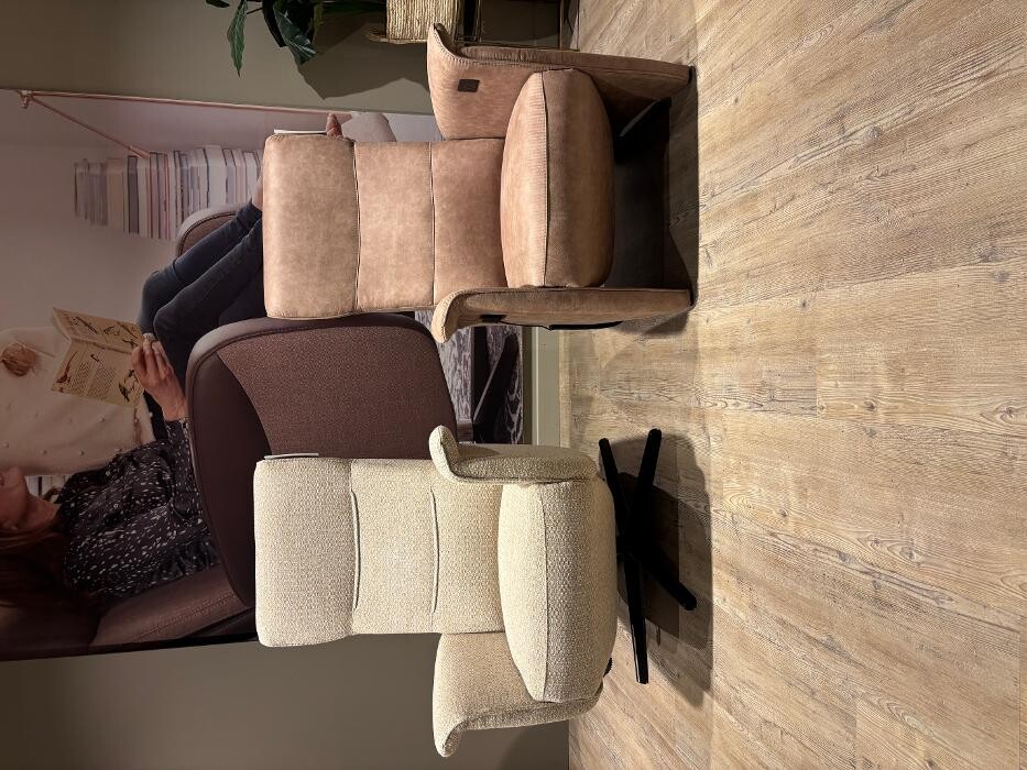 Foto's Meubelwinkel Prominent Almere | Relaxstoelen | Sta-op stoelen | Banken