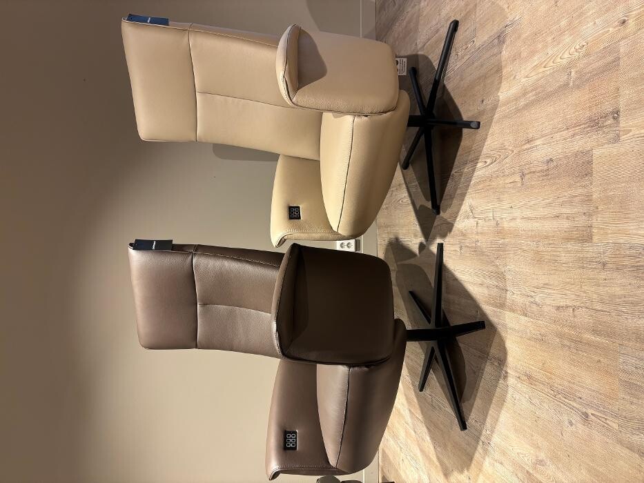 Foto's Meubelwinkel Prominent Almere | Relaxstoelen | Sta-op stoelen | Banken