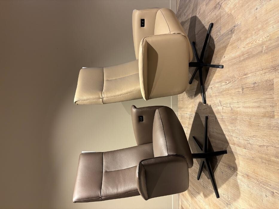 Foto's Meubelwinkel Prominent Almere | Relaxstoelen | Sta-op stoelen | Banken