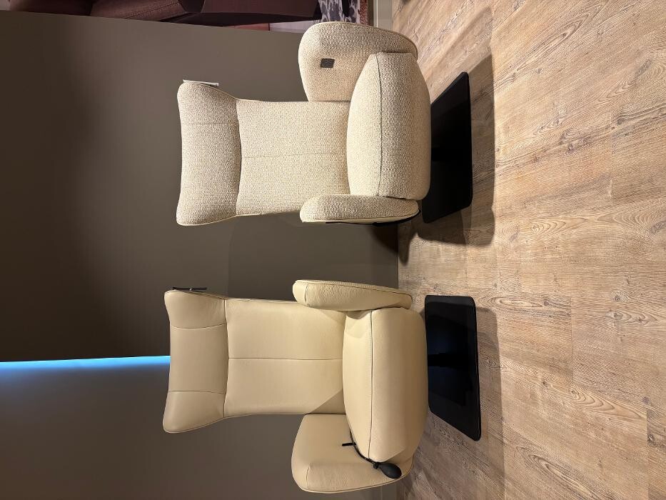 Foto's Meubelwinkel Prominent Almere | Relaxstoelen | Sta-op stoelen | Banken