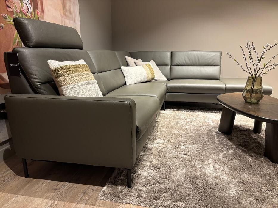 Foto's Meubelwinkel Prominent Almere | Relaxstoelen | Sta-op stoelen | Banken