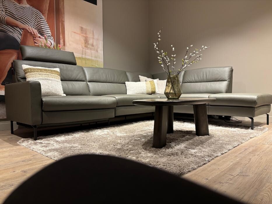 Foto's Meubelwinkel Prominent Almere | Relaxstoelen | Sta-op stoelen | Banken
