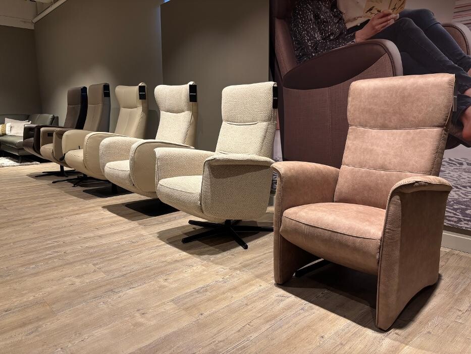 Foto's Meubelwinkel Prominent Almere | Relaxstoelen | Sta-op stoelen | Banken