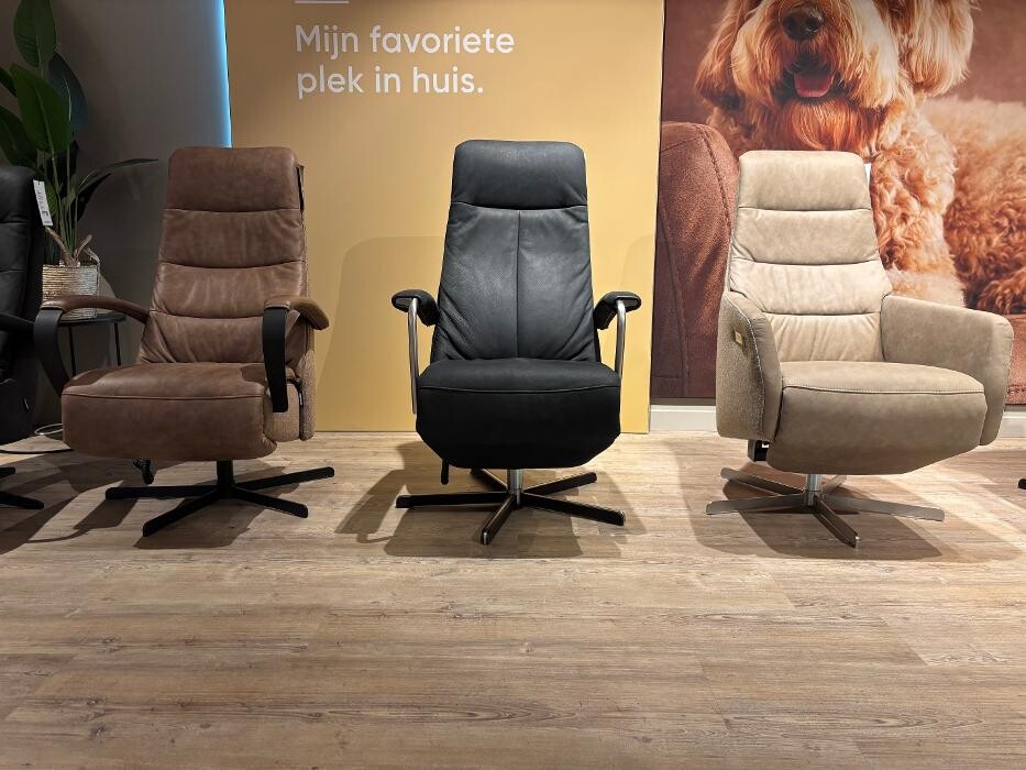 Foto's Meubelwinkel Prominent Almere | Relaxstoelen | Sta-op stoelen | Banken