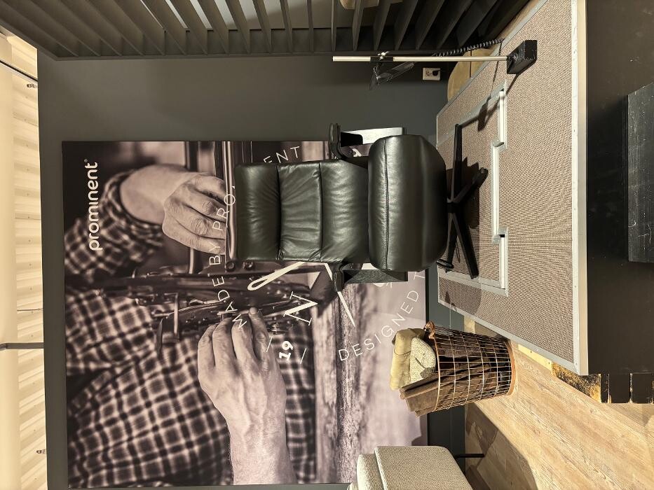 Foto's Meubelwinkel Prominent Almere | Relaxstoelen | Sta-op stoelen | Banken