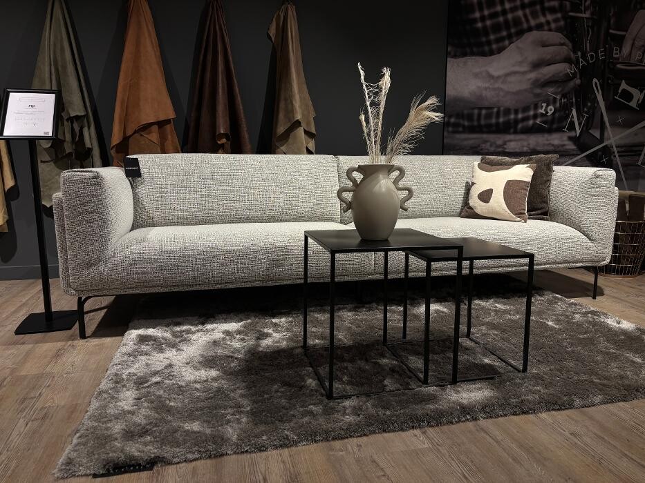 Foto's Meubelwinkel Prominent Almere | Relaxstoelen | Sta-op stoelen | Banken