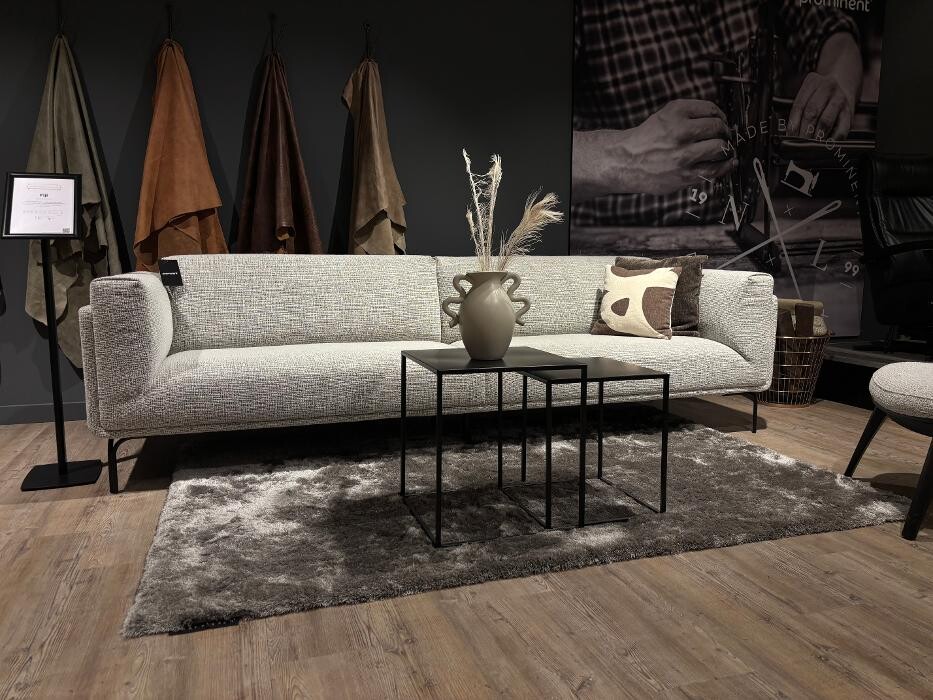 Foto's Meubelwinkel Prominent Almere | Relaxstoelen | Sta-op stoelen | Banken