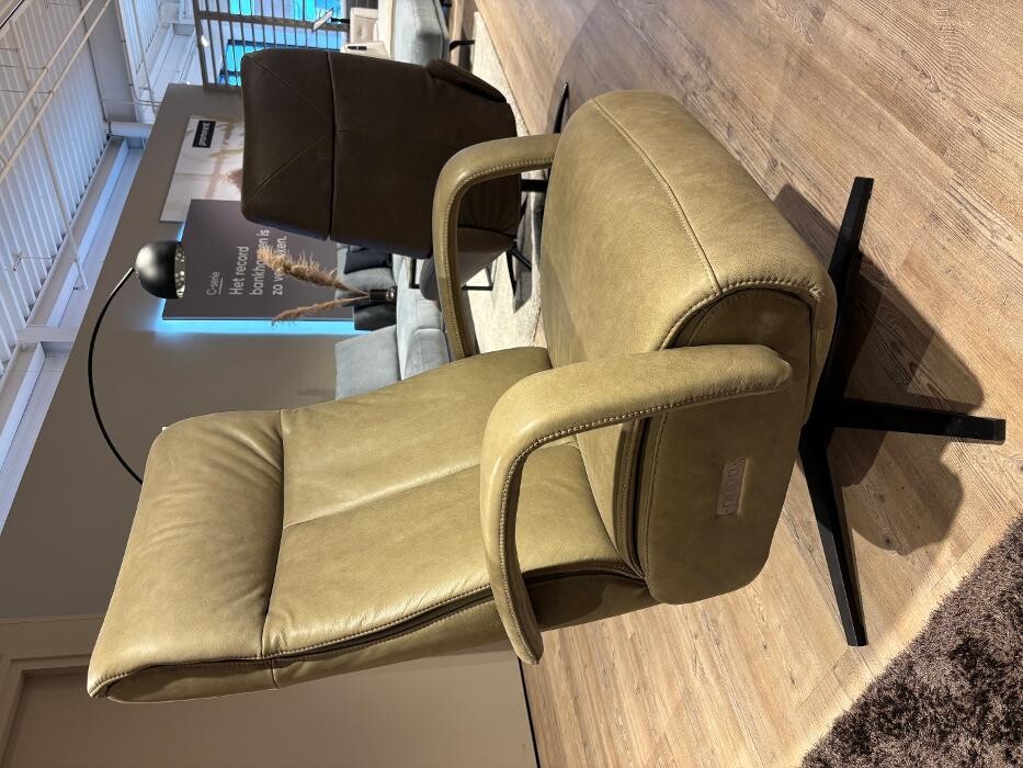 Foto's Meubelwinkel Prominent Almere | Relaxstoelen | Sta-op stoelen | Banken