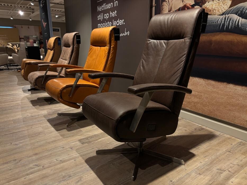 Foto's Meubelwinkel Prominent Almere | Relaxstoelen | Sta-op stoelen | Banken