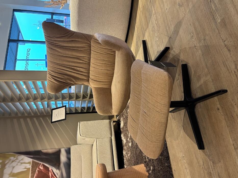 Foto's Meubelwinkel Prominent Almere | Relaxstoelen | Sta-op stoelen | Banken
