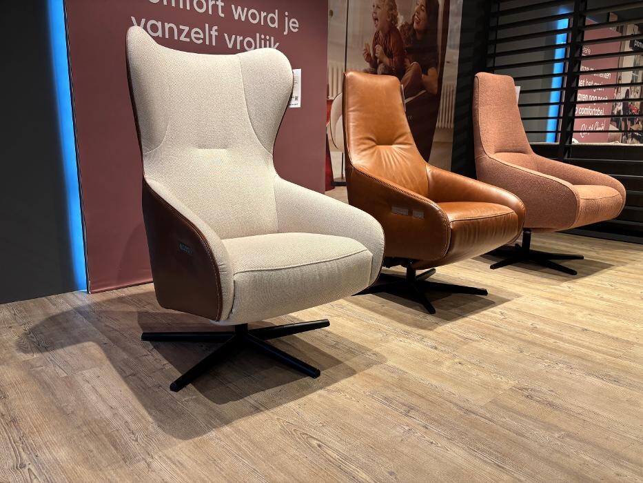 Foto's Meubelwinkel Prominent Almere | Relaxstoelen | Sta-op stoelen | Banken