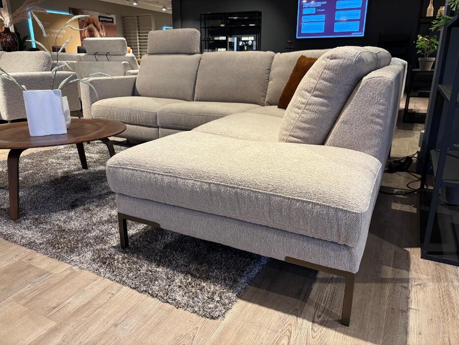 Foto's Meubelwinkel Prominent Almere | Relaxstoelen | Sta-op stoelen | Banken