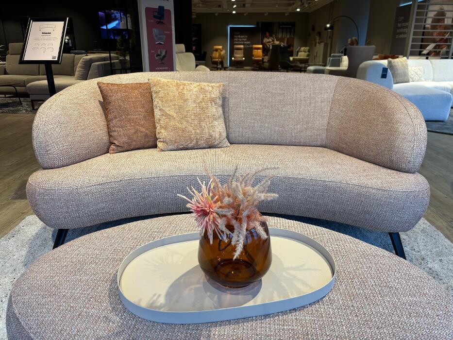Foto's Meubelwinkel Prominent Almere | Relaxstoelen | Sta-op stoelen | Banken