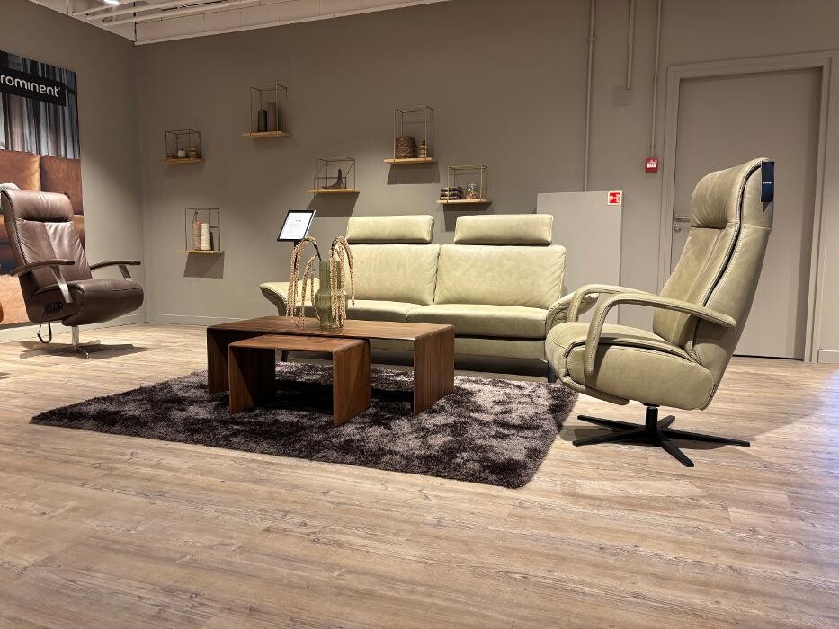 Foto's Meubelwinkel Prominent Almere | Relaxstoelen | Sta-op stoelen | Banken
