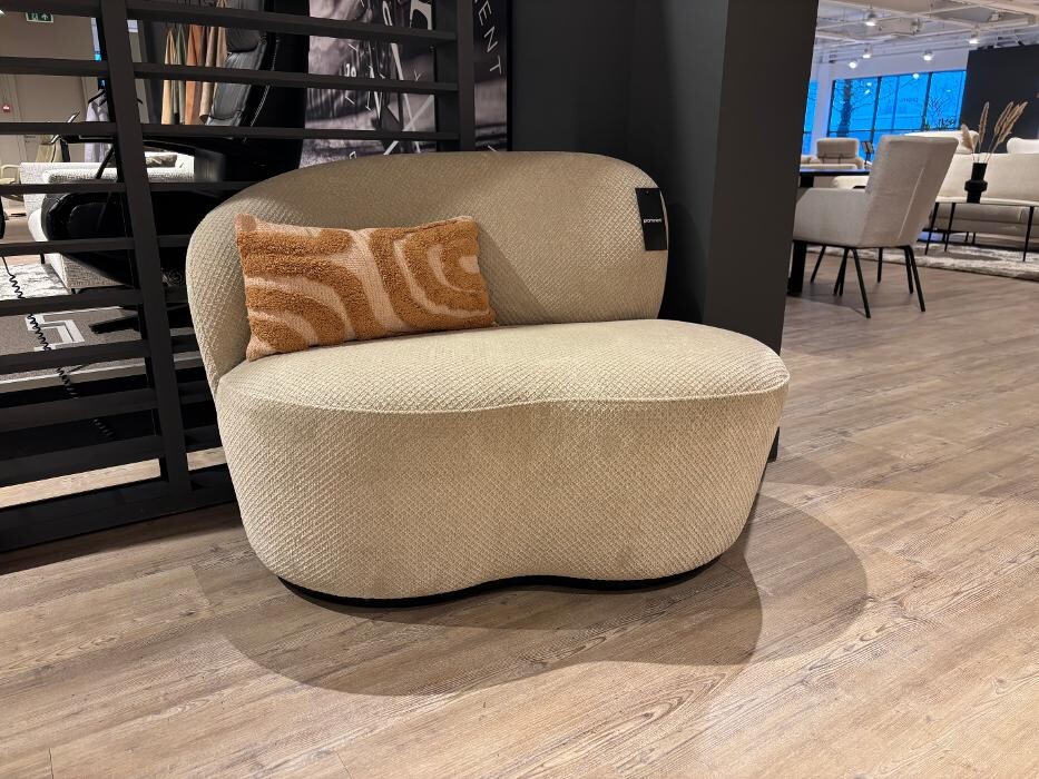 Foto's Meubelwinkel Prominent Almere | Relaxstoelen | Sta-op stoelen | Banken