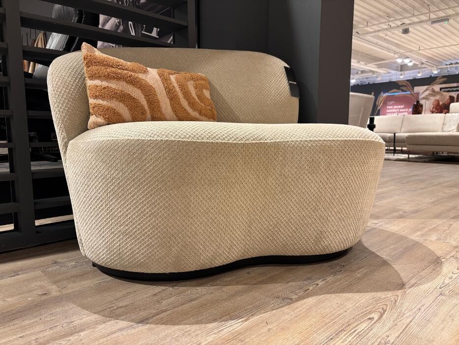 Foto's Meubelwinkel Prominent Almere | Relaxstoelen | Sta-op stoelen | Banken